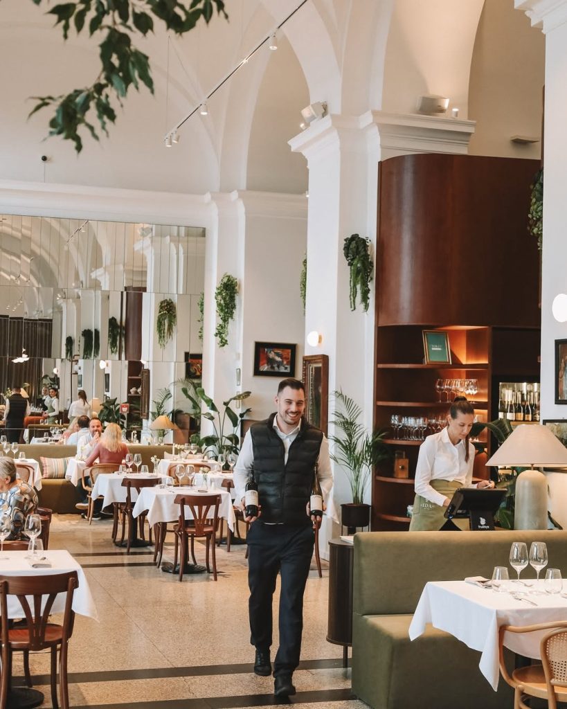 Ida Bistro - damaszt asztalterítő, éttermi abroszok, logózott szalvéta, kötény, ruhaszalvéta